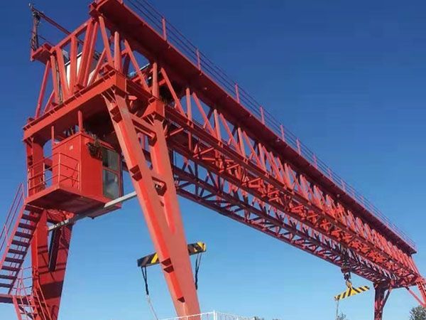 What should be noted for the safe use of gantry cranes