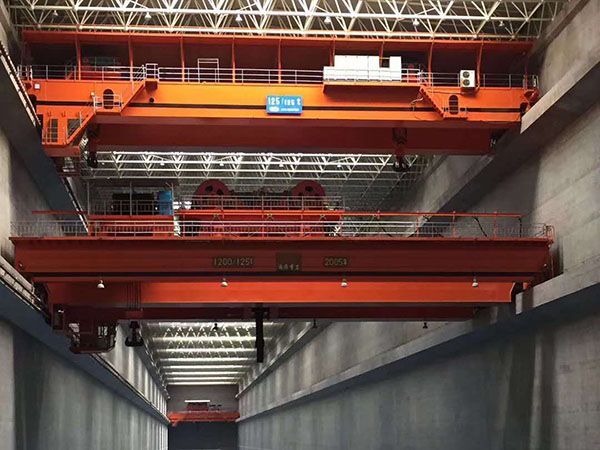 What are the regulations for lifting operations of bridge cranes?