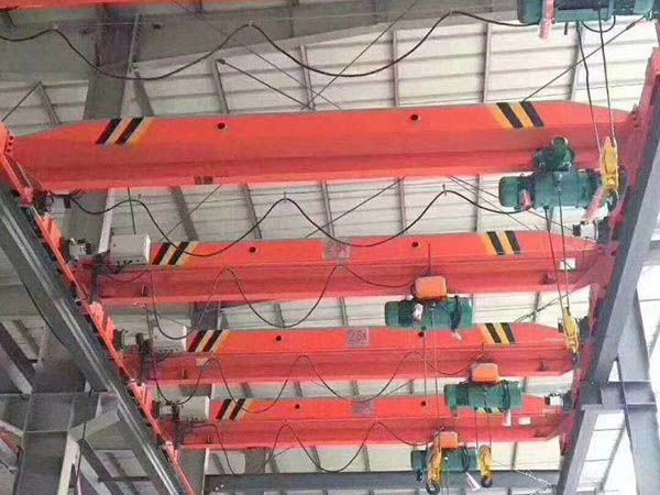 What aspects should be paid attention to when operating a lifting chain?