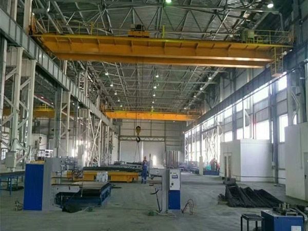 What is the difference between gantry crane and overhead crane